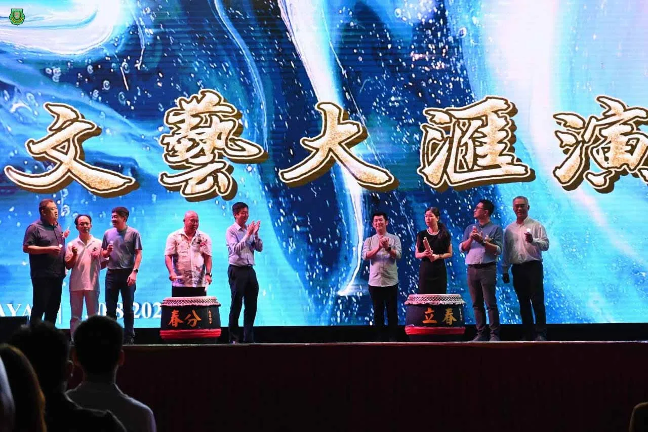 文艺大汇演开幕仪式，嘉宾击鼓